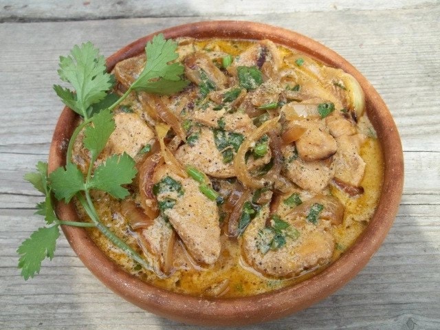 Куриное филе тушеное в сметане