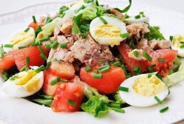 Кукурузный салат с тунцом и солеными огурцами