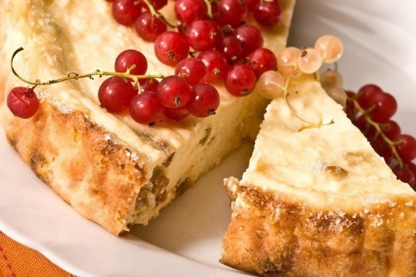 Творожная запеканка с яблоком и грушей