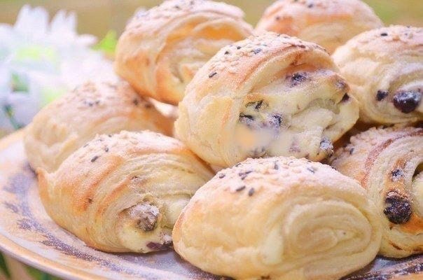 Слойки с творогом и изюмом