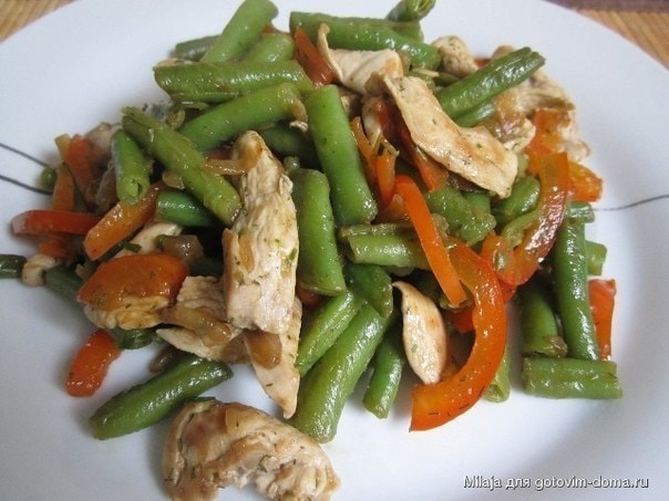Теплый салат с курицей, перцем и стручковой фасолью