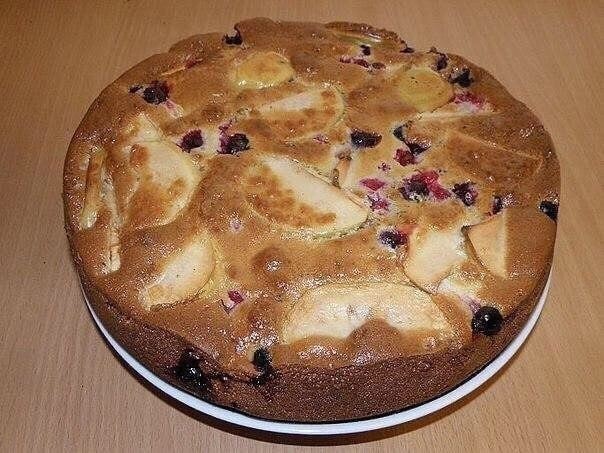 Шарлотка со сметаной и ягодами
