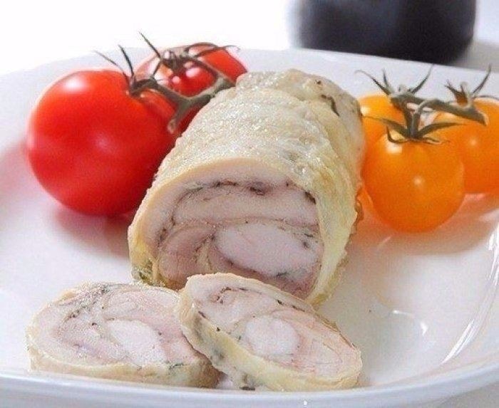 Куриный рулет с чесноком и специями