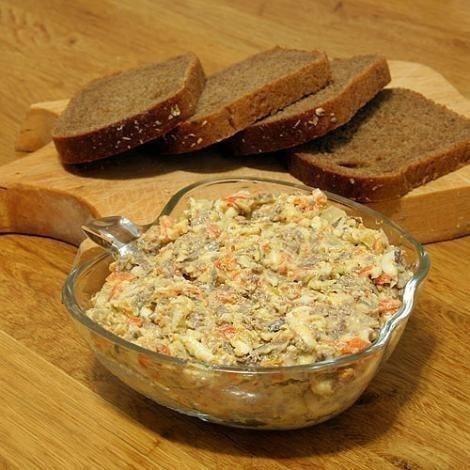Салат с морковью и куриной печенью