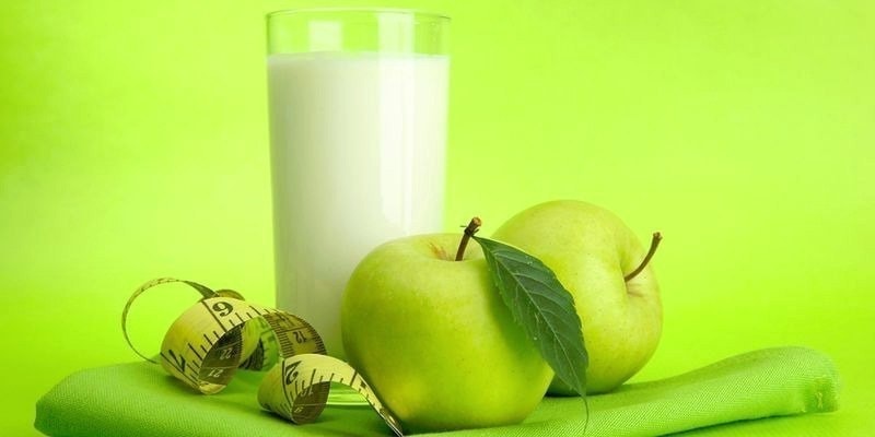 Яблочный коктейль с кефиром и корицей