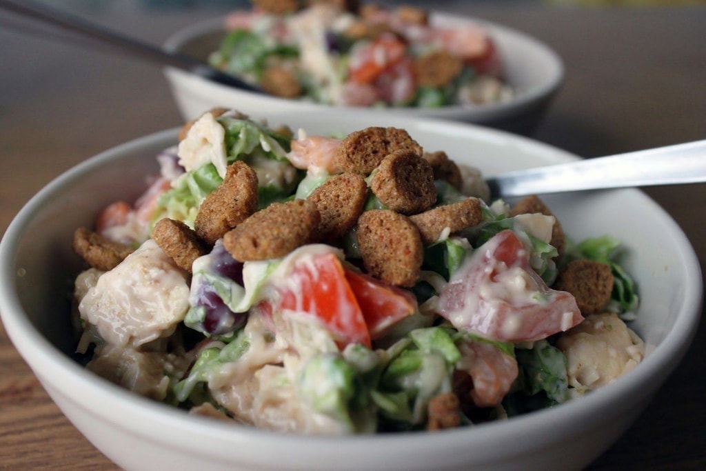 Сытный салат с куриной грудкой и фасолью