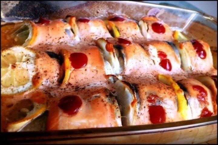 Запеченная скумбрия под томатно-йогуртовым соусом