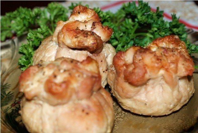 Мешочки из свинины с сыром и грибами