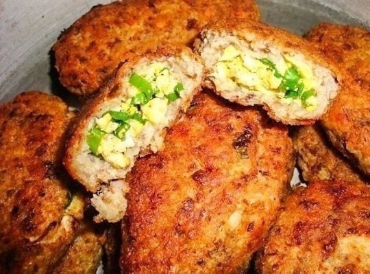 Гречневые зразы с куриным филе, зеленым луком и яйцом