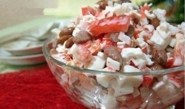 Салат с фасолью и крабовыми палочками
