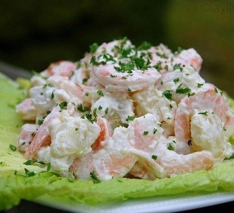 Салат с креветками и творожным сыром
