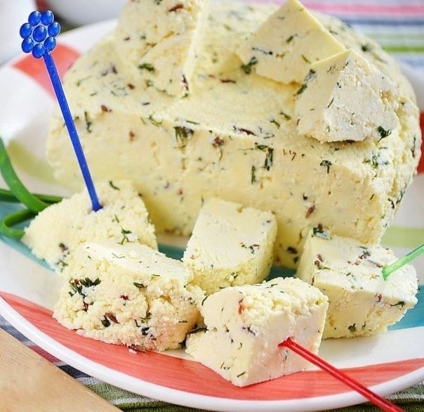 Домашний сыр с зеленью и тмином