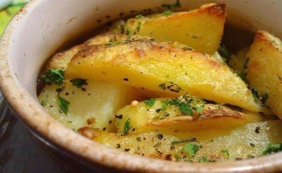 Картошка, тушенная с мясом в горшочке