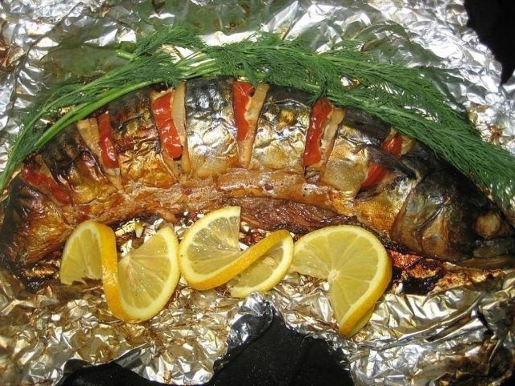 Запеченная скумбрия с овощами