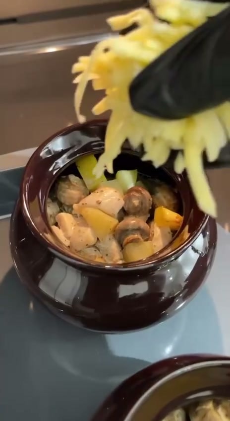 Горшочки с курицей и картошкой