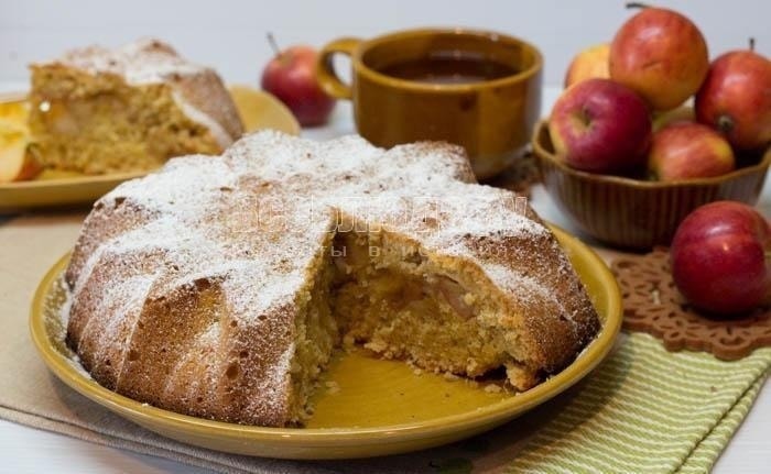 Правильная шарлотка с яблоками