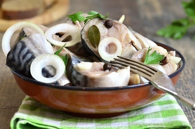 Скумбрия в луковой шелухе