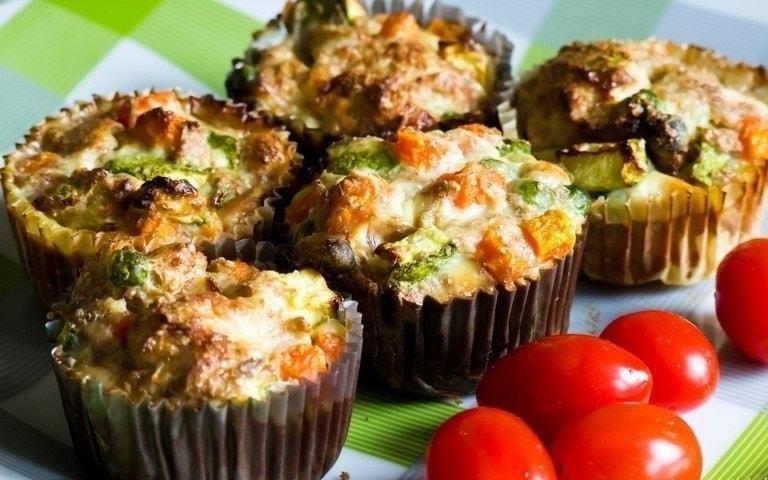 Овощные маффины с курицей