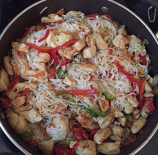 Рисовая лапша с куриной грудкой и овощами