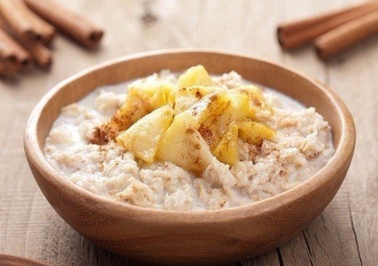 Яблоко с овсянкой и медом в микроволновке