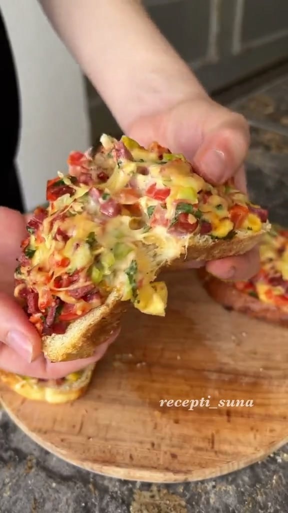 Горячие бутерброды с колбасой и овощами