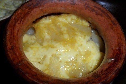 Мясо в горшочках с солеными огурцами