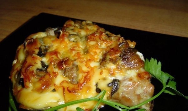 Нежная куриная отбивная под овощами и сыром
