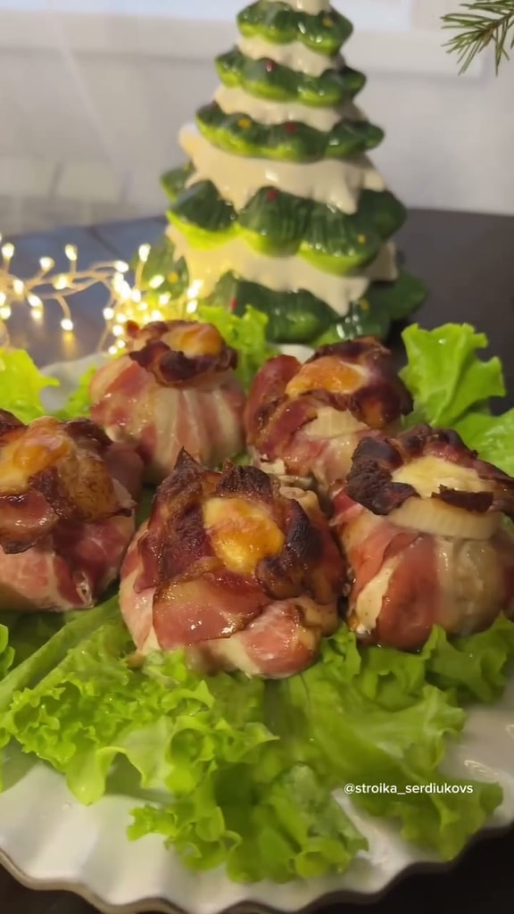 Куриные рулетики с грибами и сыром в беконе