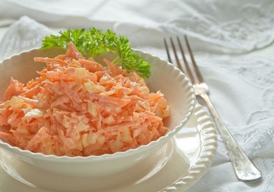 Морковный салат с яйцом и сметаной