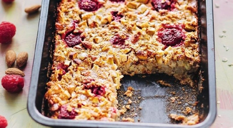 Запеченная овсянка с яблоками и корицей