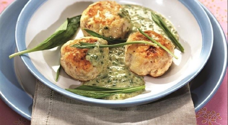 Печеные куриные котлетки под белым соусом