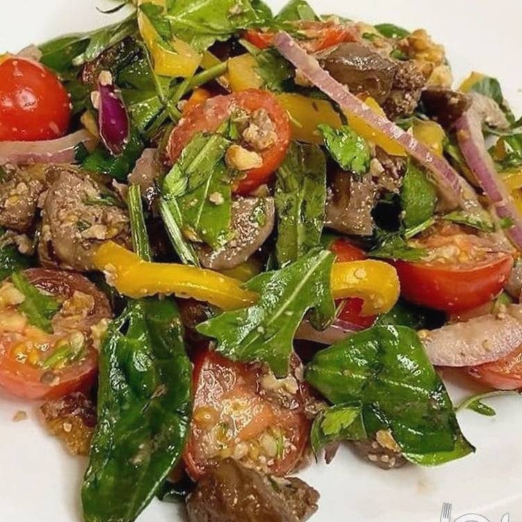 Теплый салат с куриной печенью