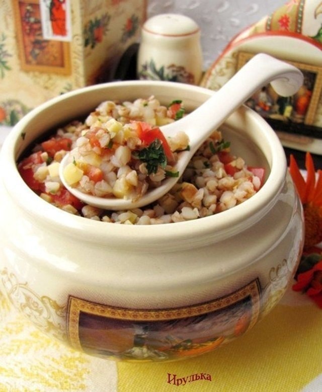 Гречка с помидорами, чесноком и сыром