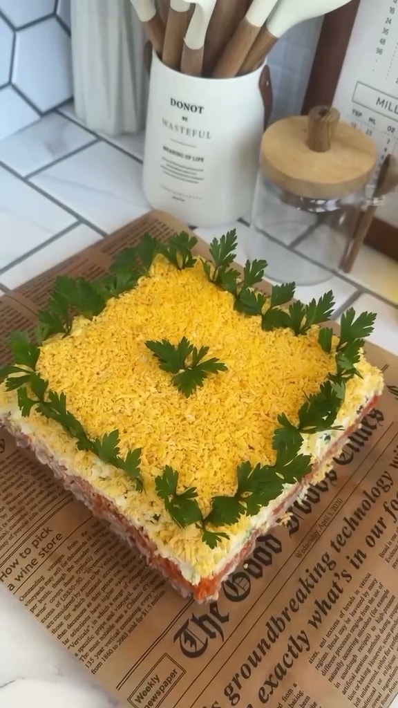 Слоёный салат с копчёной курицей и корейской морковью