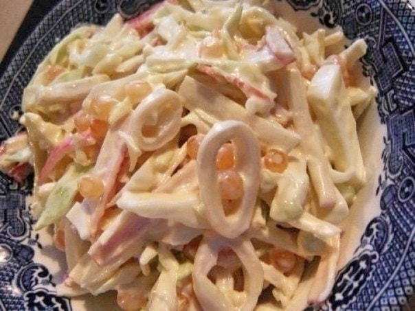 Легкий салат с кальмарами и овощами