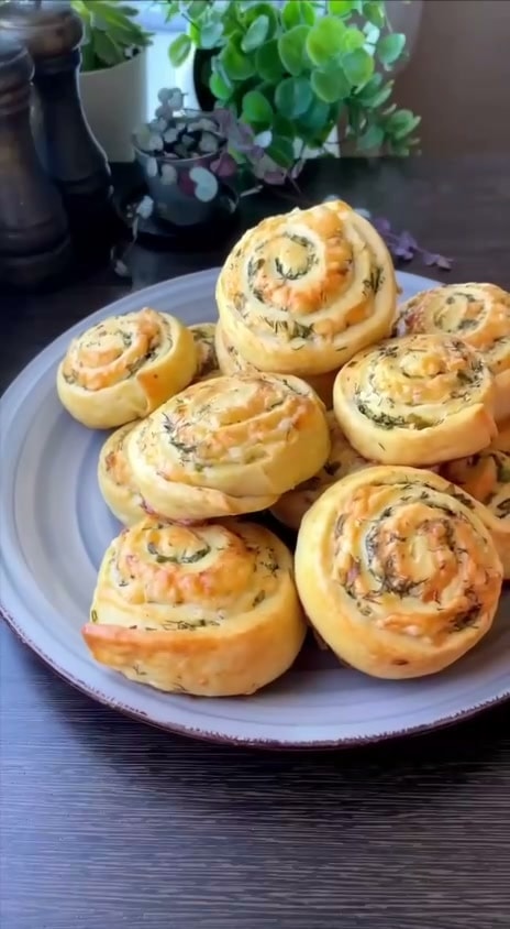 Завитушки с чесноком, сыром и зеленью