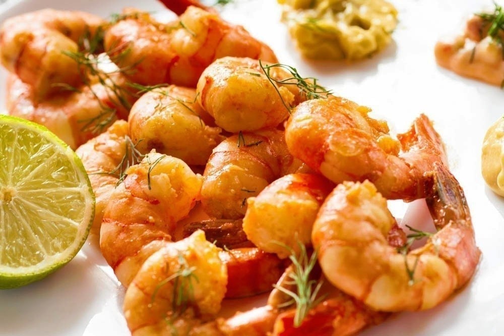 Салат с креветками, кальмарами, оливками и кукурузой