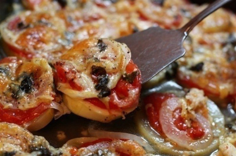 Кабачки, запеченные с луком и помидорами