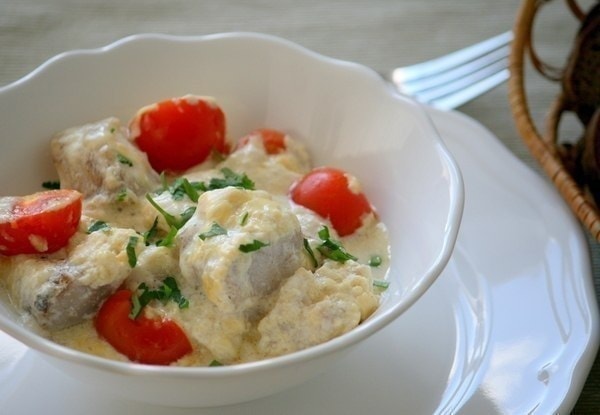 Рыба запеченная с помидорами и сыром