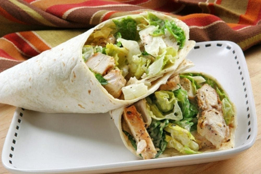 Полезный сэндвич с курицей и капустой