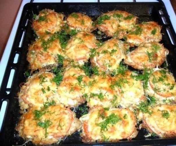 Запеченная курица с грибами и помидорами
