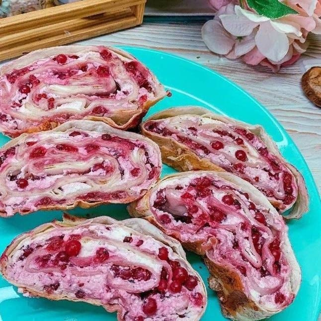 Рулет из лаваша с творогом и ягодами