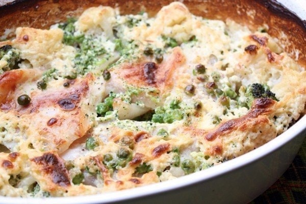 Тушеная курица в сливках с брокколи и морковью