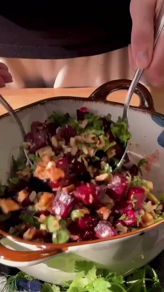 Свекольный салат с грецким орехом и кинзой