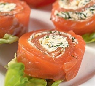 Закусочные рулетики из лосося