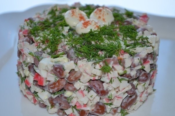 Салат с красной фасолью и крабовыми палочками