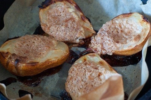 Печеные груши с творогом и медом
