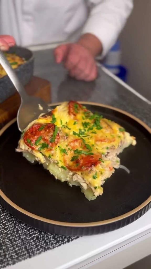 Запеченная курица с картофелем в творожно-кефирной заливке
