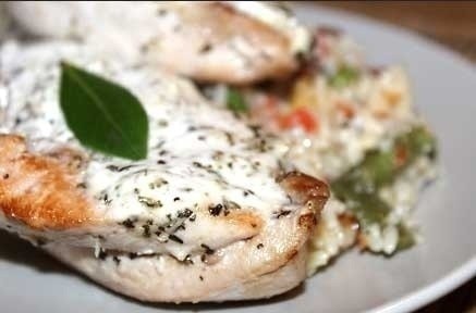 Запеченная куриная грудка с йогуртом и чесноком