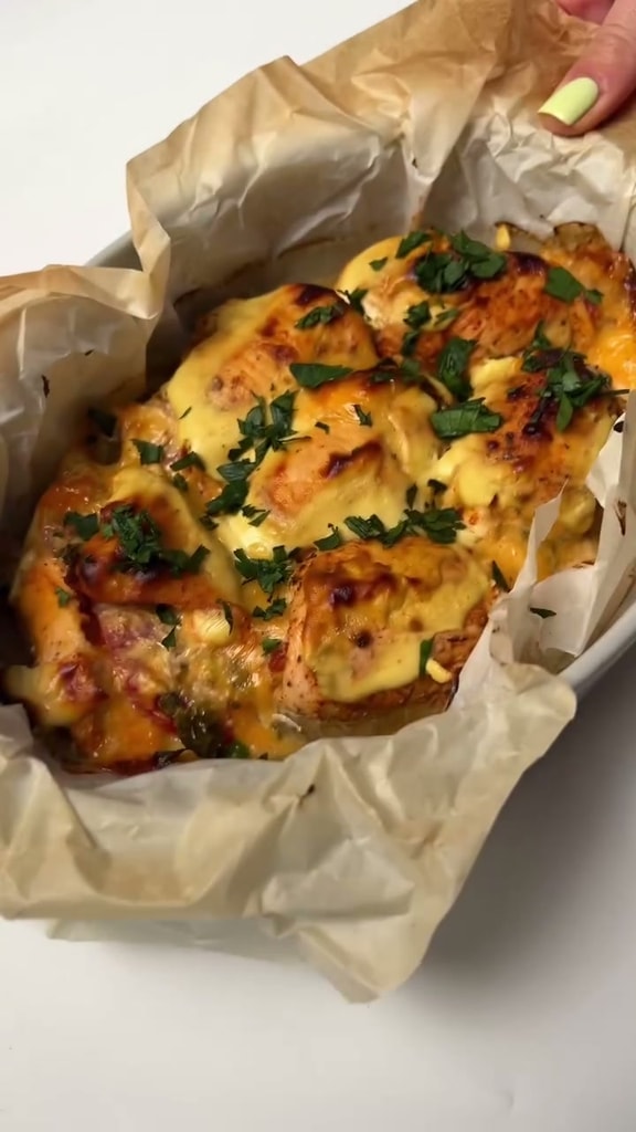 Куриные рулетики с начинкой под сливочно-горчичным соусом
